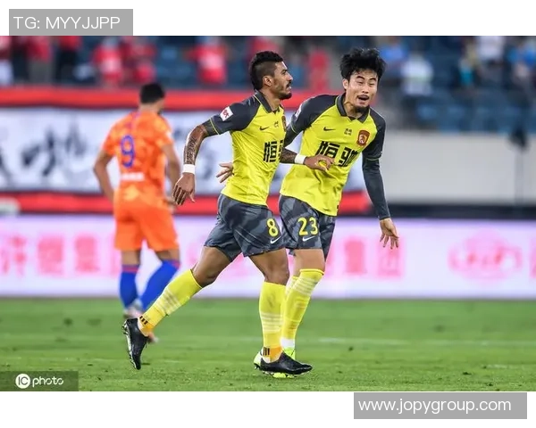 恒大与鲁能激战正酣最新比分实时更新与赛况分析